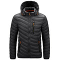 Jaqueta puffer masculina preta com capuz, acolchoamento horizontal em ondas, zíper frontal preto e puxadores de zíper laranja vibrantes nos bolsos. Peça de aquecimento superior e estilo exclusivo para o inverno em Embu das Artes.