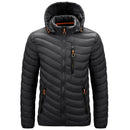 Jaqueta puffer masculina preta com capuz, acolchoamento diagonal e detalhes laranja