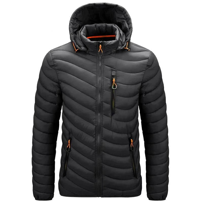 Jaqueta puffer masculina preta com capuz, acolchoamento horizontal em ondas, zíper frontal preto e puxadores de zíper laranja vibrantes nos bolsos. Peça de aquecimento superior e estilo exclusivo para o inverno em Embu das Artes.