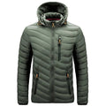 Jaqueta puffer masculina verde oliva com capuz, acolchoamento em padrão de ondas, zíper frontal preto e puxadores de zíper laranja vibrantes nos bolsos. Peça de aquecimento superior e estilo exclusivo para o inverno em Embu das Artes.