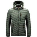 Jaqueta puffer masculina verde com capuz, acolchoamento em padrão diagonal e zíper frontal