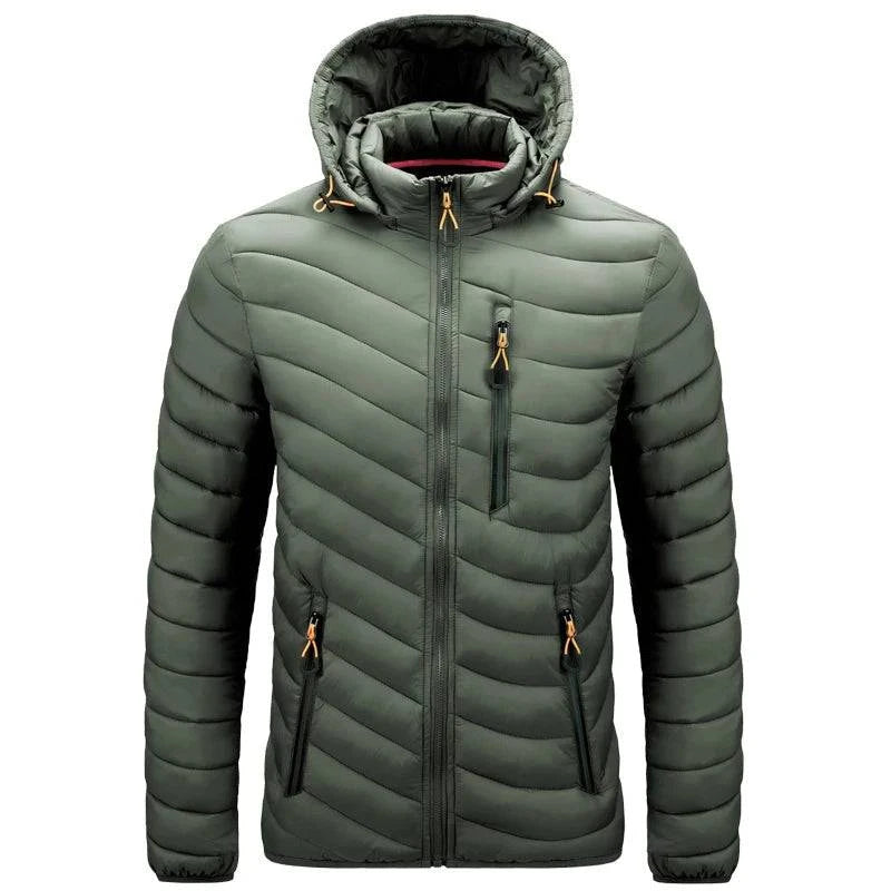 Jaqueta puffer masculina verde oliva com capuz, acolchoamento em padrão de ondas, zíper frontal preto e puxadores de zíper laranja vibrantes nos bolsos. Peça de aquecimento superior e estilo exclusivo para o inverno em Embu das Artes.