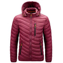 Jaqueta puffer masculina marsala com capuz, acolchoamento diagonal e puxadores de zíper laranja