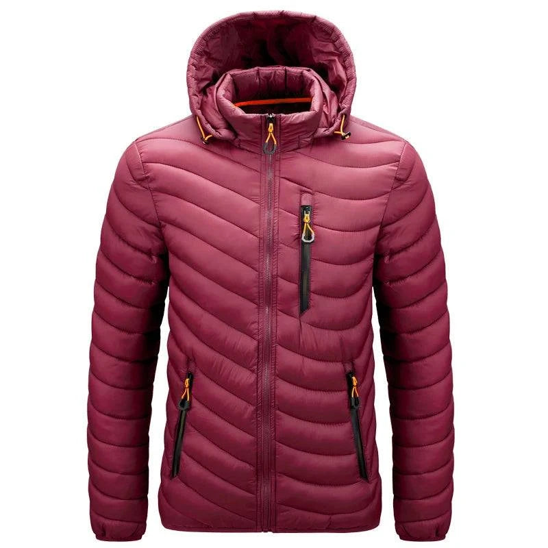 Jaqueta puffer masculina vinho com capuz, acolchoamento horizontal em ondas, zíper frontal preto e puxadores de zíper laranja vibrantes nos bolsos. Peça de aquecimento superior e estilo exclusivo para o inverno em Embu das Artes.