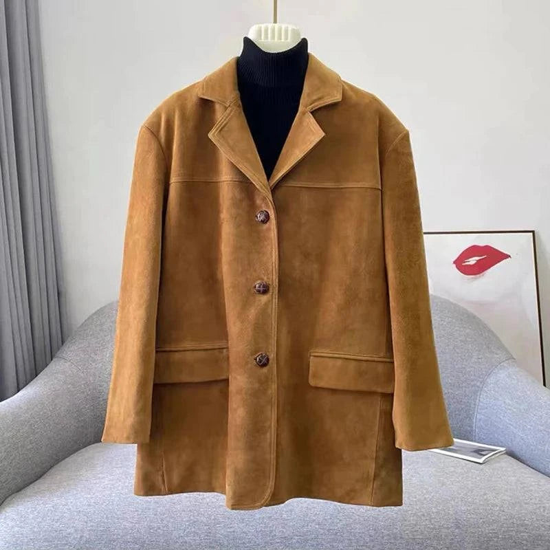 Jaqueta retro feminina de pele de carneiro caramelo, estilo blazer com botões escuros e bolsos, exibida sobre blusa de gola alta preta, destacando o luxo vintage e a textura aveludada do material exclusivo, perfeita para Embu das Artes.