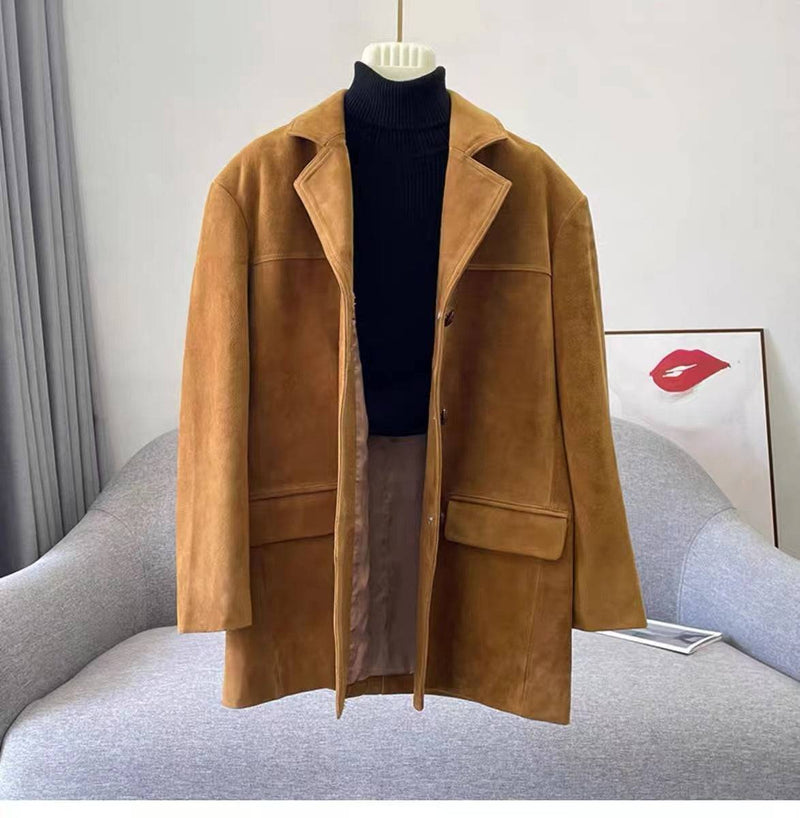Jaqueta retro feminina de pele de carneiro caramelo, estilo blazer com botões, exibida sobre blusa de gola alta preta, destacando o luxo vintage e a textura aveludada do material exclusivo, perfeita para o estilo refinado de Embu das Artes.