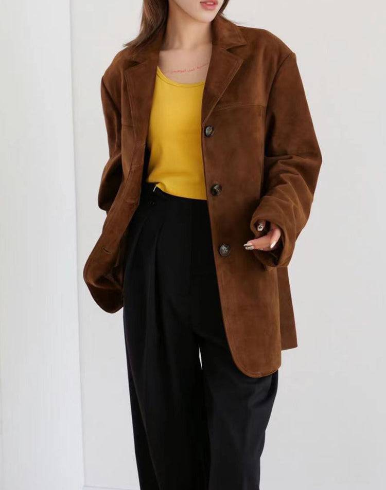 Mulher usando jaqueta retro feminina de pele de carneiro marrom, combinada com blusa amarela e calça preta, exibindo um visual de luxo vintage e autêntico, perfeito para o estilo elegante de Embu das Artes.