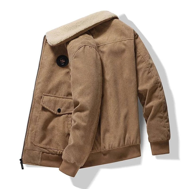 Jaqueta masculina bege de veludo cotelê vista das costas, com gola de lã sherpa creme e etiqueta 'TOP'. Design clássico e acolhedor.