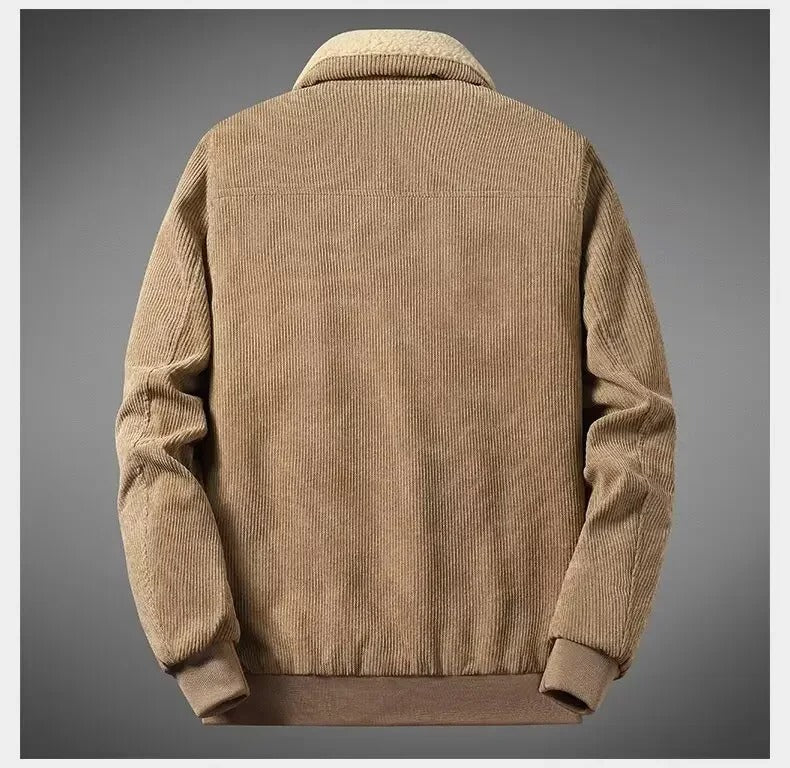 Jaqueta masculina bege de veludo cotelê com gola de lã sherpa creme, vista traseira. Acabamento impecável e conforto superior.