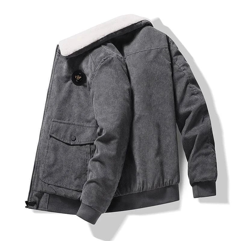 Jaqueta masculina cinza de veludo cotelê vista de costas, com gola de lã sherpa branca e etiqueta 'TOP' no ombro. Estilo premium e aquecimento garantido.