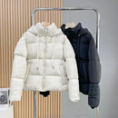 Duas jaquetas puffer femininas para inverno, uma creme e uma preta, ambas com capuz, zíperes e acolchoamento elegante, exibindo versatilidade e estilo exclusivo para o frio.