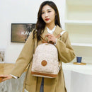Mulher com cardigan bege segurando mochila branca com detalhes em couro marrom