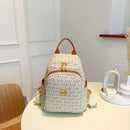 Mochila bege com monograma MK, alças de couro marrom e detalhes dourados