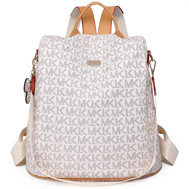 Mochila de couro feminina Travel branca com estampa de monograma "MK" em tons claros, detalhes em vermelho e bege, alças ajustáveis e design espaçoso.