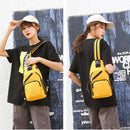 Mochila transversal pequena amarela de nylon com detalhes em preto, vistas frontal e de costas