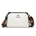 Shoulder Bag Bolsa Feminina de Couro branca, com design de dois tons e alça estampada larga. Logo metálico de canguru. Elegante e versátil.