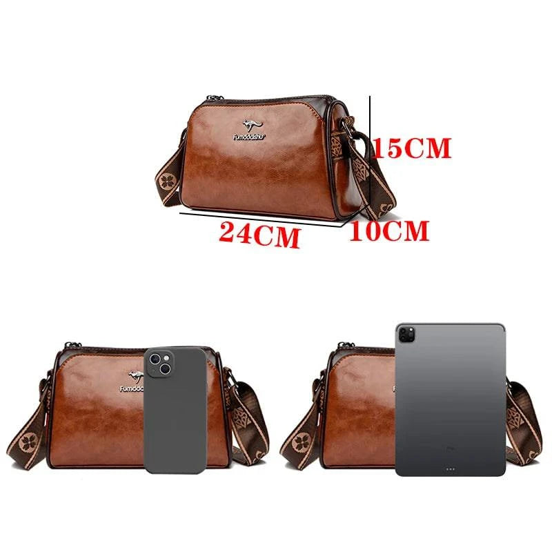 Shoulder Bag Bolsa Feminina de Couro marrom. Dimensões: 24x15x10cm. Ideal para celular e tablet. Alça estampada e logo de canguru. Prática e compacta