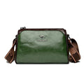Shoulder Bag Bolsa Feminina de Couro verde-escuro, com design de dois tons e alça estampada larga. Logo metálico de canguru. Elegante e versátil.