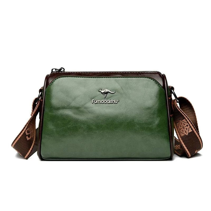 Shoulder Bag Bolsa Feminina de Couro verde-escuro, com design de dois tons e alça estampada larga. Logo metálico de canguru. Elegante e versátil.