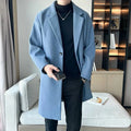 Sobretudo masculino de lã azul com fecho único e gola lapela. Ideal para homens que valorizam estilo e conforto.