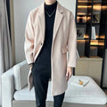 Sobretudo masculino bege claro com lapela clássica e bolso com aba. Ideal para ocasiões formais e casuais.