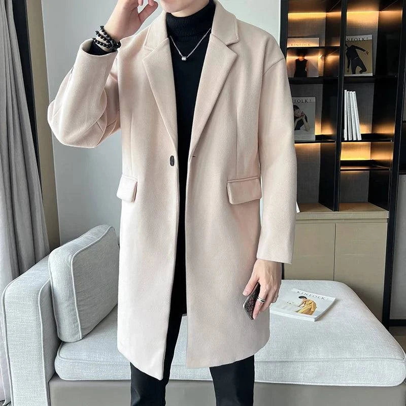Sobretudo masculino de lã bege claro com botão único. Peça versátil e elegante para compor looks modernos.