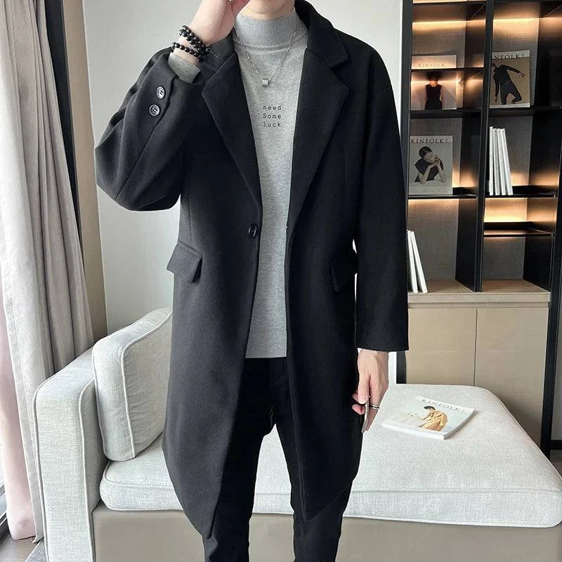 Sobretudo masculino de lã preto com fecho único, ideal para dias frios. Design moderno e elegante com lapela clássica e corte reto.