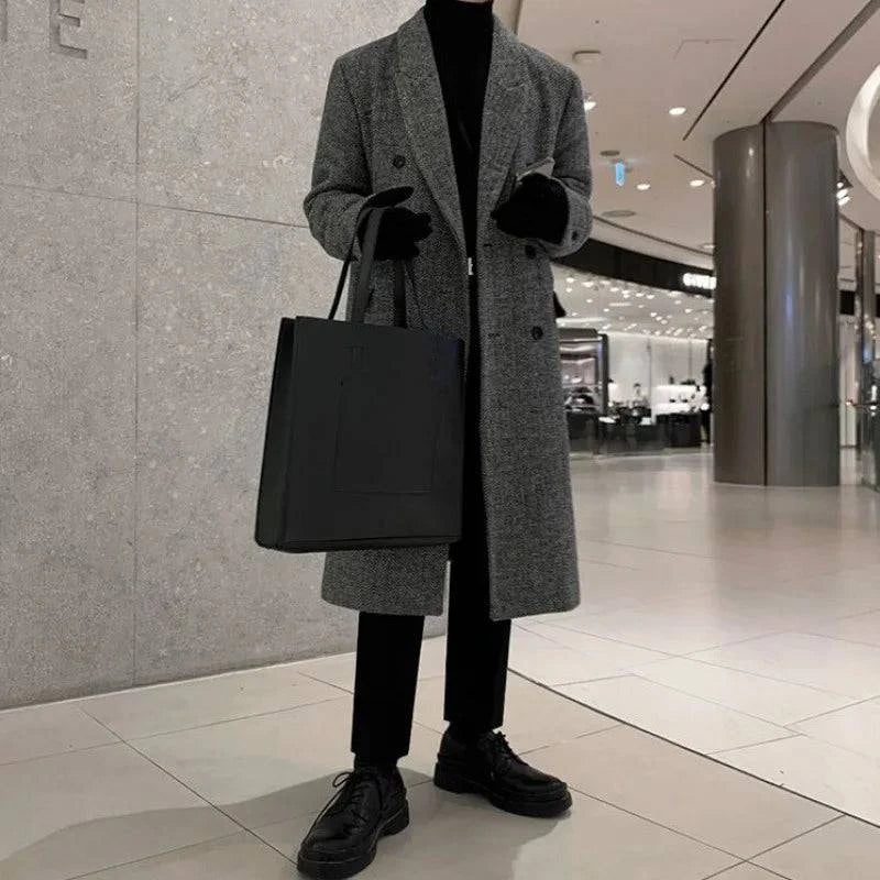 Sobretudo Masculino Longo Cinza Imperium com visual elegante e moderno em shopping. Perfeito para moda masculina casual e clássica.