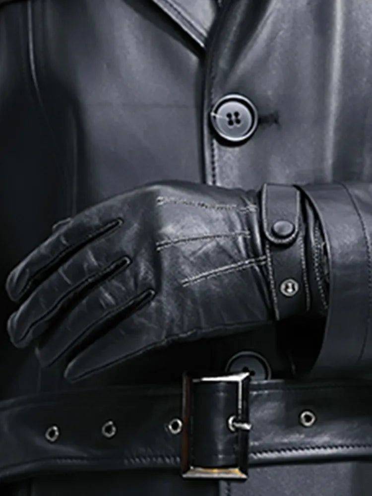 Detalhe da luva e cinto em couro genuíno preto do sobretudo masculino Zellum, evidenciando o material de alto valor e sofisticação.