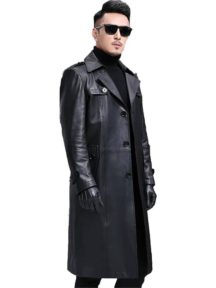 Sobretudo masculino Zellum longo em couro preto, com gola alta, luvas e óculos escuros, evocando um estilo de privilégio e exclusividade.