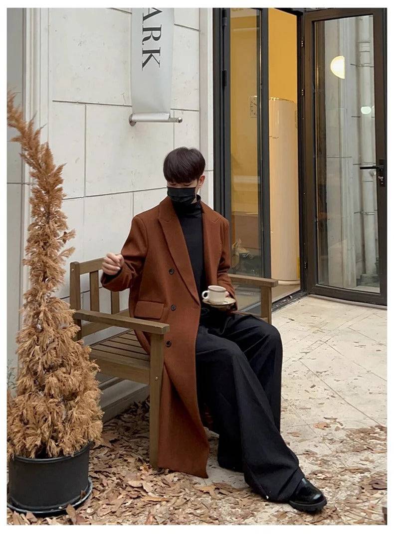 Look com sobretudo masculino longo social marrom e gola alta preta, ideal para clima frio. Estilo europeu com toque moderno e refinado.