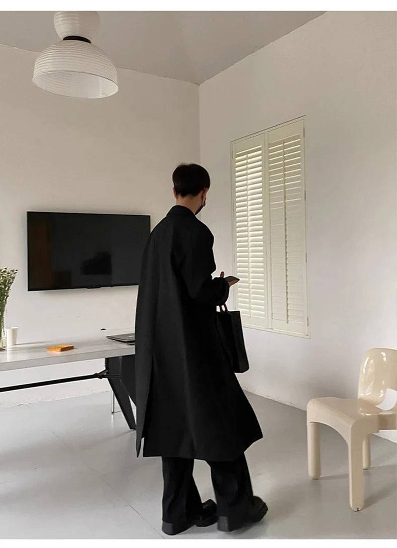Sobretudo masculino longo social preto em ambiente minimalista, estilo clássico e sofisticado. Perfeito para moda masculina casual e elegante.