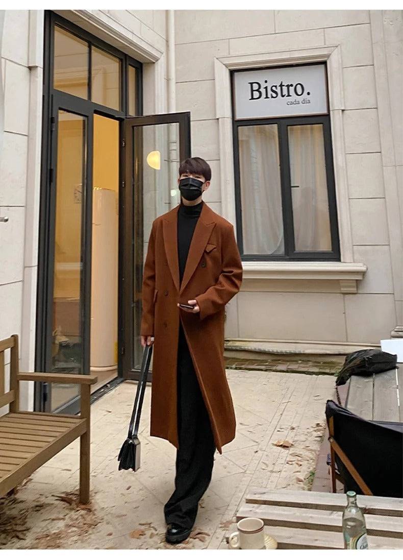 Sobretudo masculino longo social marrom em look urbano elegante, ideal para moda outono/inverno. Visual moderno e confortável com desconto.