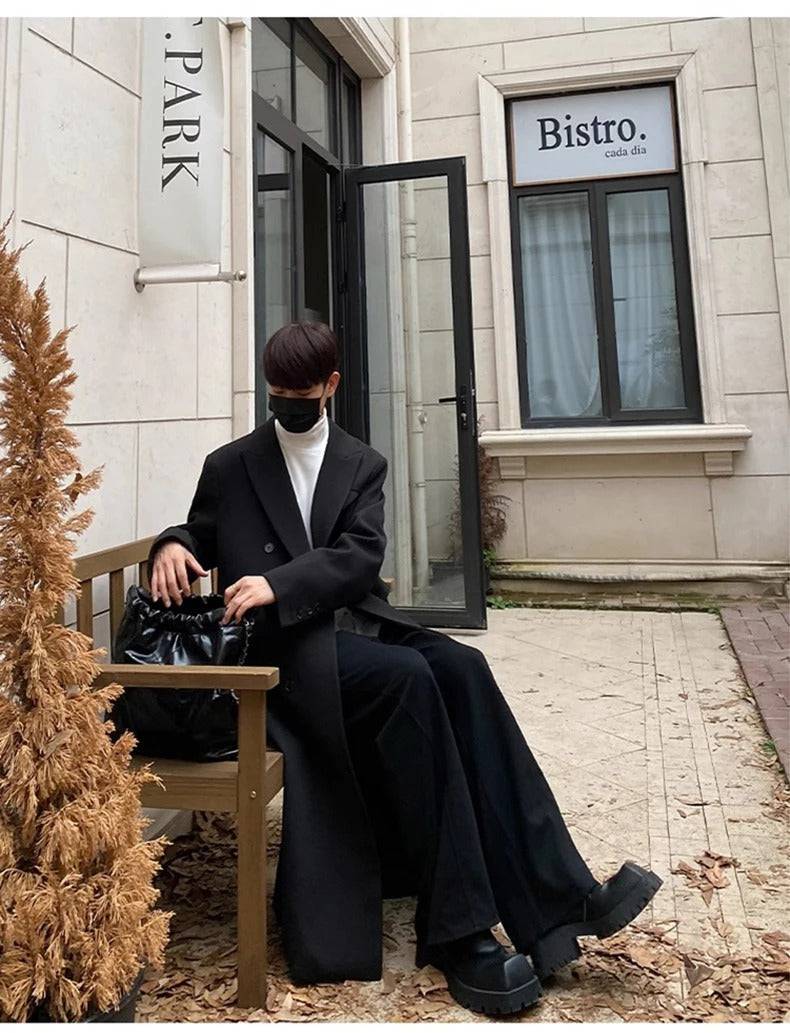 Sobretudo masculino longo social preto com gola branca, look sofisticado para dias frios. Moda masculina clássica com toque contemporâneo.