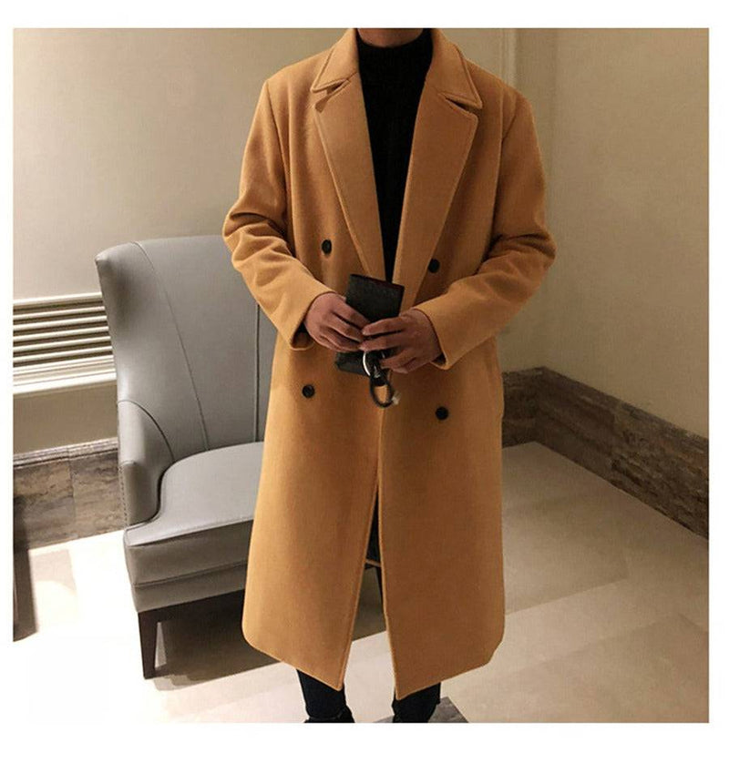 Sobretudo masculino Zellum longo em lã batida caramelo, abotoamento duplo, sobre gola alta preta, em ambiente interno, evocando exclusividade e bom gosto.
