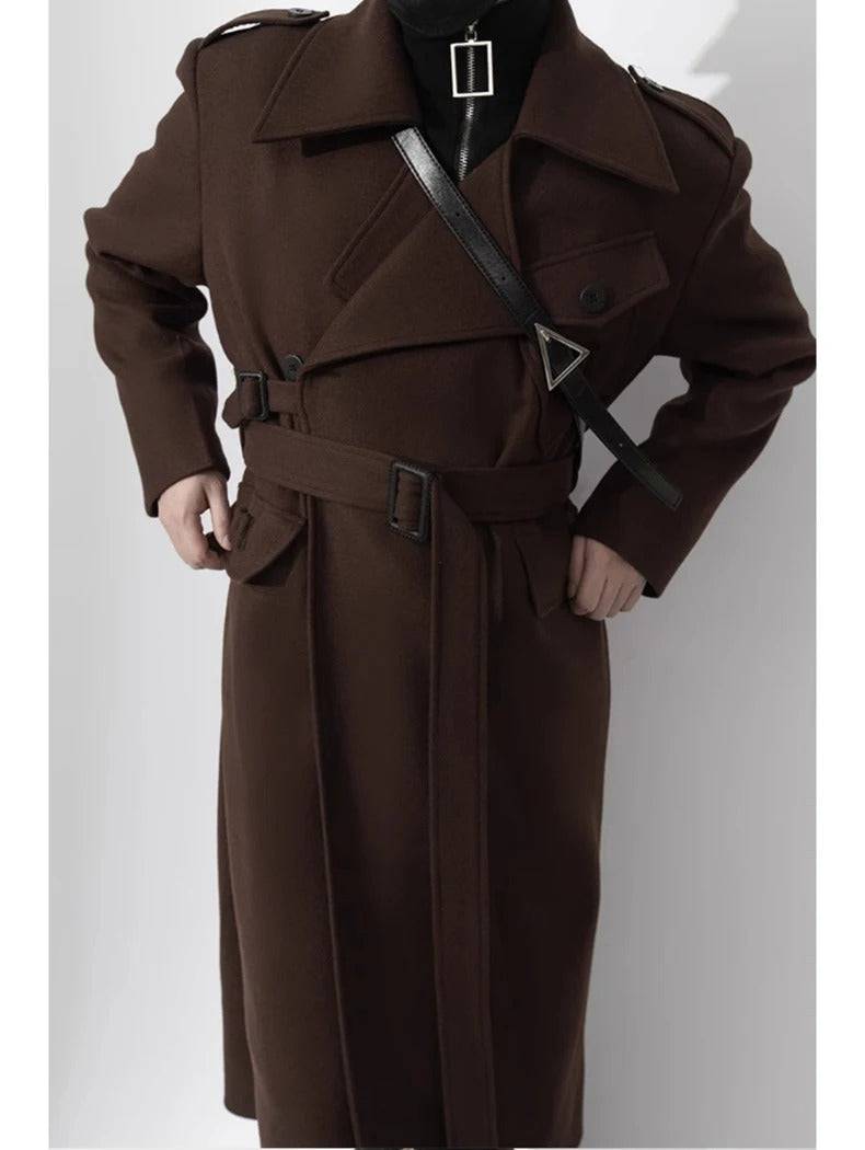 Casaco masculino longo de lã batida com cinto e alça transversal, ideal para moda casual sofisticada.