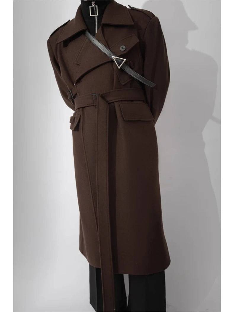Sobretudo masculino marrom com cinto e alça transversal, visual elegante e estruturado para moda outono/inverno.