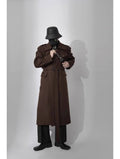 Sobretudo masculino longo com cinto, chapéu bucket e máscara, visual urbano e moderno para inverno.
