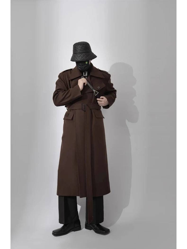 Sobretudo masculino longo com cinto, chapéu bucket e máscara, visual urbano e moderno para inverno.