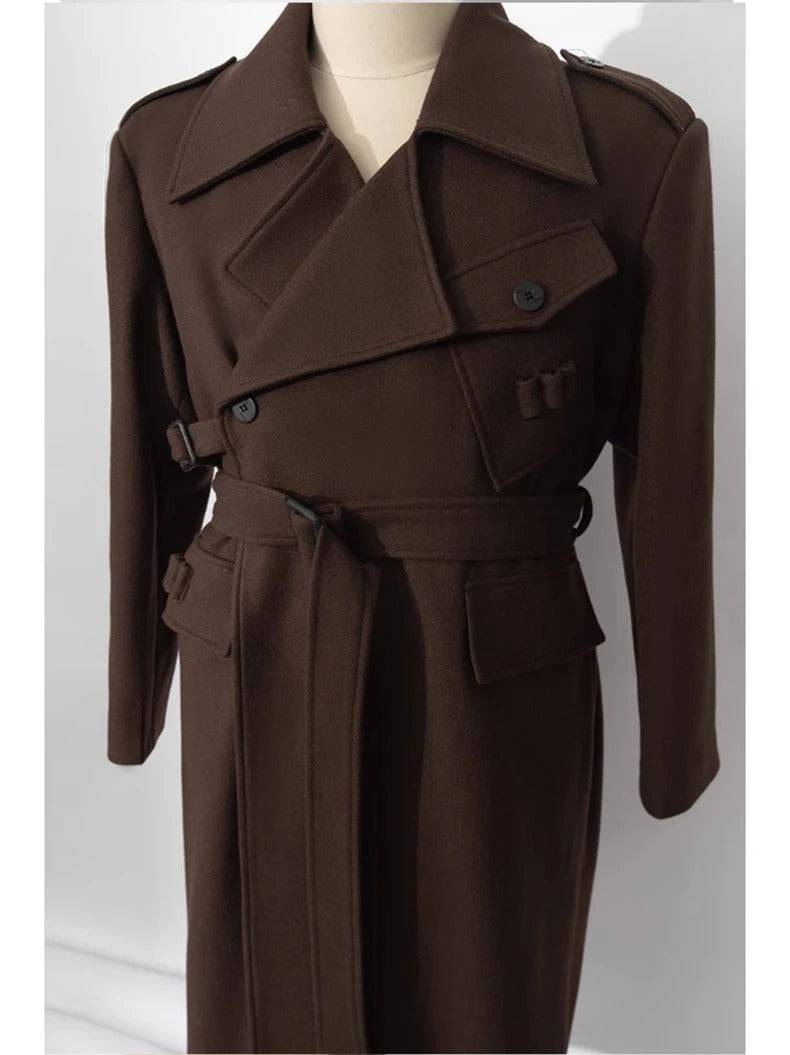 Sobretudo masculino longo marrom com abotoamento duplo e cinto, estilo clássico para moda outono/inverno.