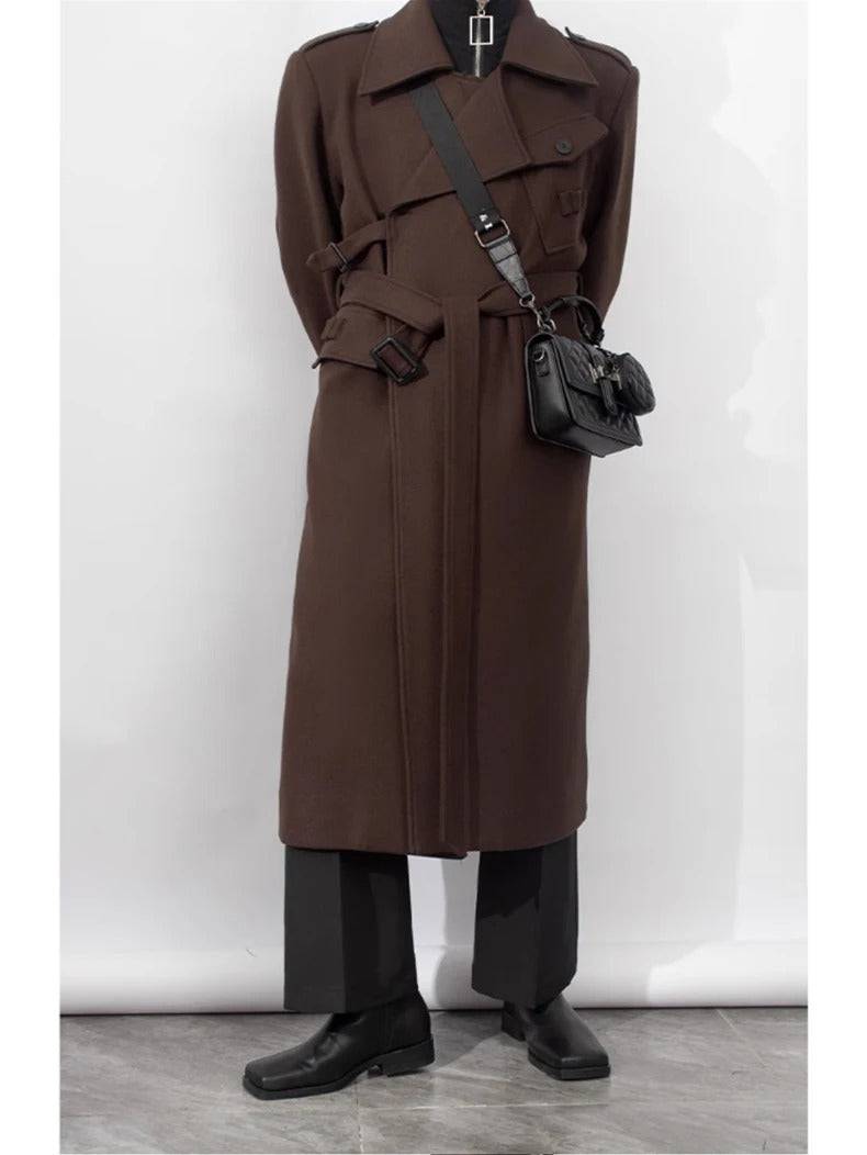 Sobretudo masculino longo com cinto e bolsa lateral, estilo europeu refinado para o inverno.
