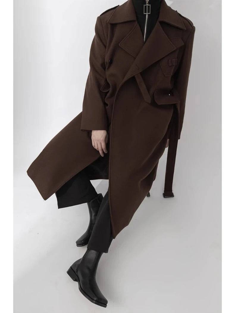 Casaco longo masculino de lã batida com cinto, visual moderno e elegante, perfeito para moda masculina clássica e dias frios.