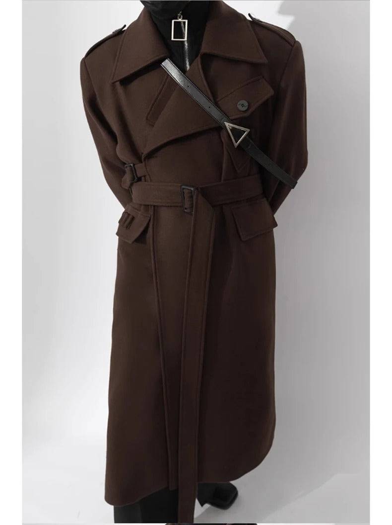 Sobretudo masculino longo marrom com cinto e lapelas largas, ideal para estilo europeu e dias frios.