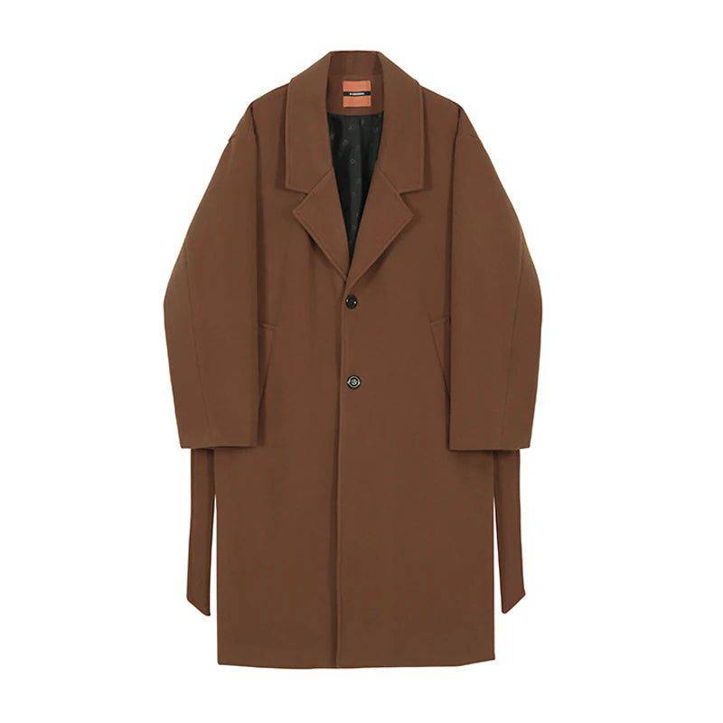 Sobretudo masculino Zellum longo de lã marrom, com cinto lateral e 2 botões frontais, design minimalista e elegante.