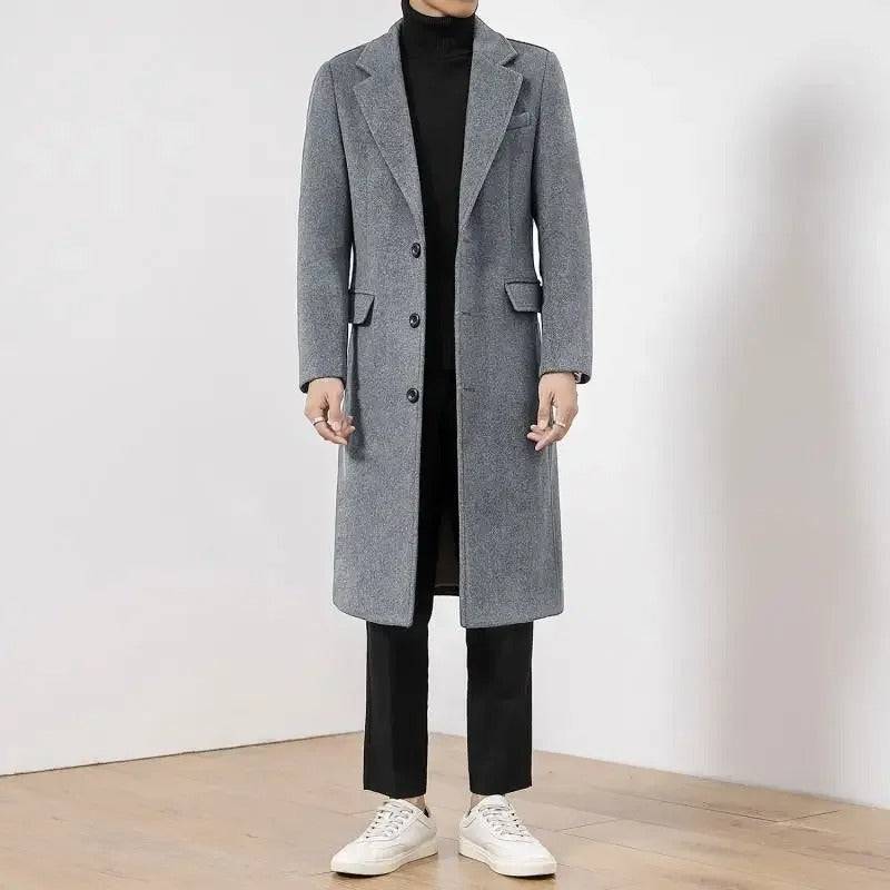 Sobretudo Masculino Longo de Lã Slim cinza usado com calça preta e tênis branco. Visual moderno e elegante para o inverno.