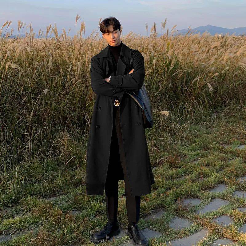 Sobretudo masculino Zellum longo preto liso, de algodão e poliéster, abotoado, sobre gola alta escura em campo, estilo elegante e versátil.
