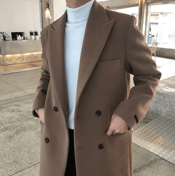 Sobretudo masculino Zellum Longo Mid marrom-claro, com botões duplos e bolsos, sobre gola alta branca, evidenciando o tecido e o design elegante.