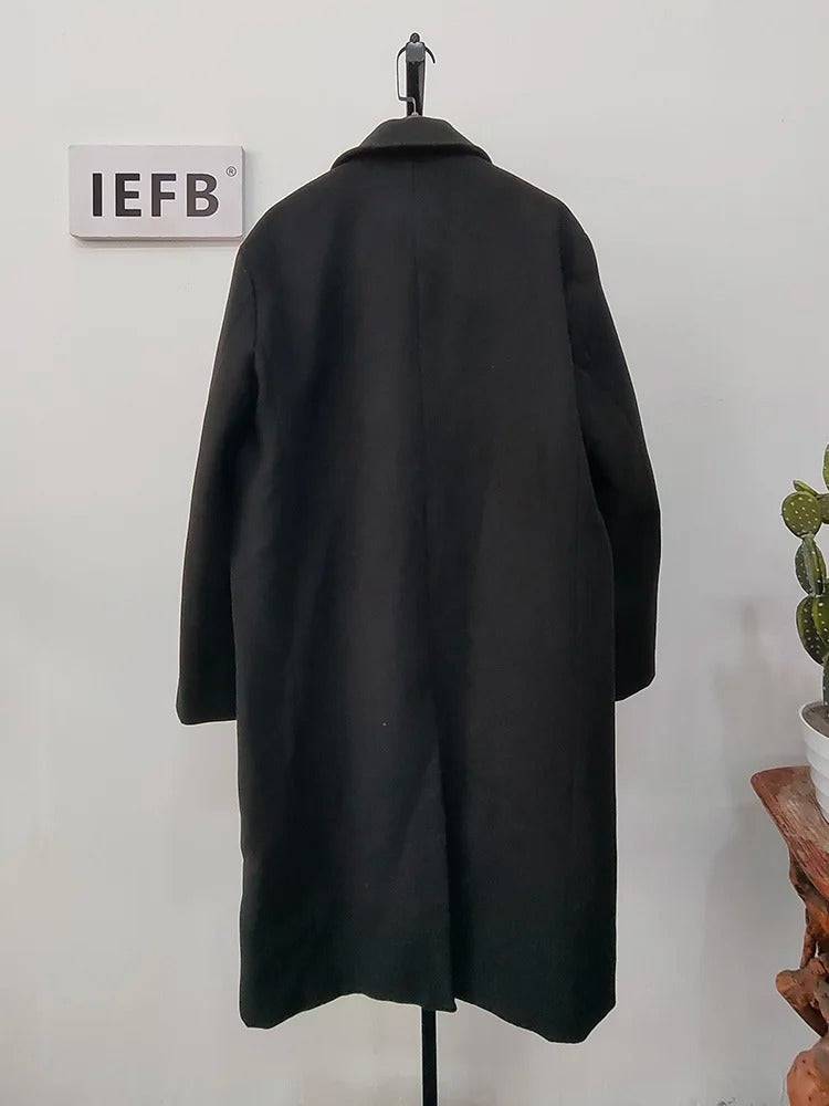 Costas do sobretudo masculino Zellum Longo Mid preto, em cabide, evidenciando o corte reto e elegante da peça.