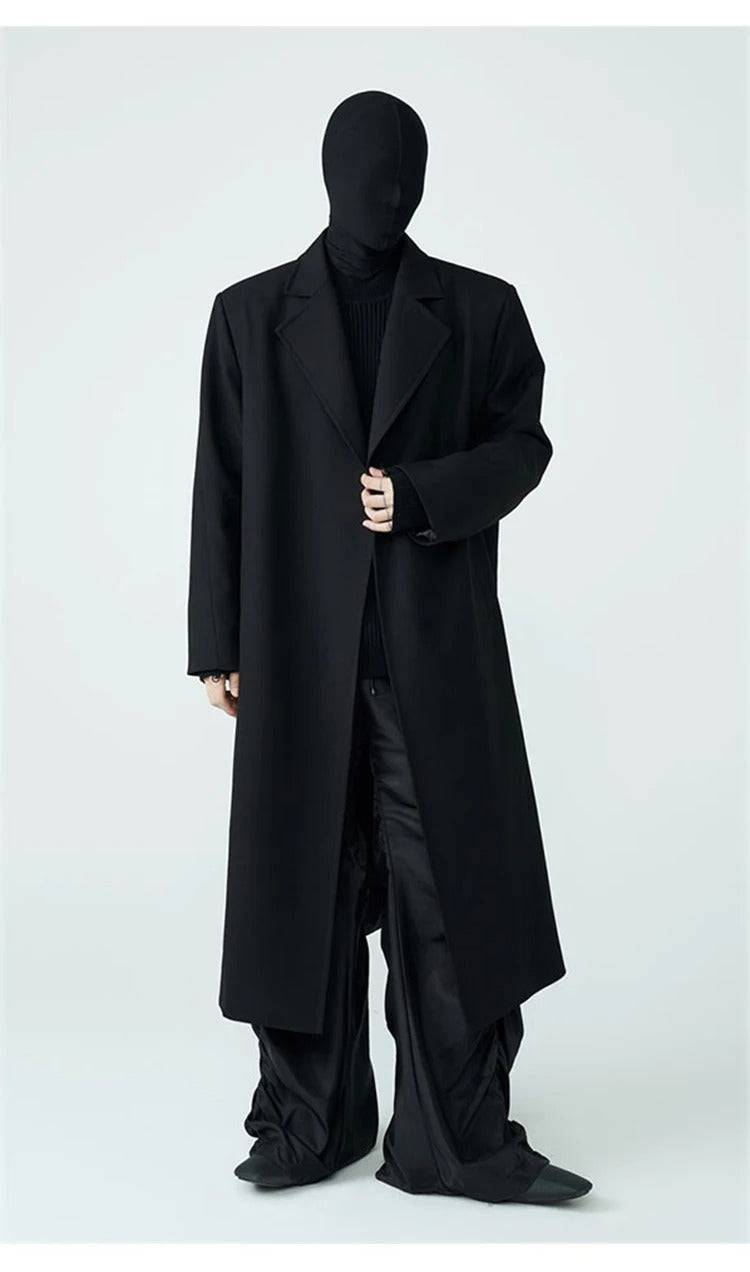 Modelo vestindo sobretudo masculino preto premium com corte reto, ideal para moda outono/inverno com estilo europeu.