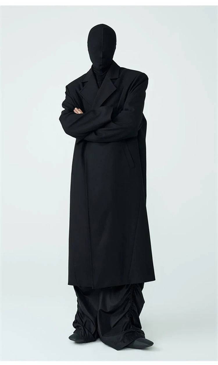 Sobretudo masculino preto com abotoamento oculto e caimento estruturado, ideal para dias frios e estilo clássico.